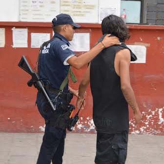Remiten a dos jóvenes que se drogaban en el centro