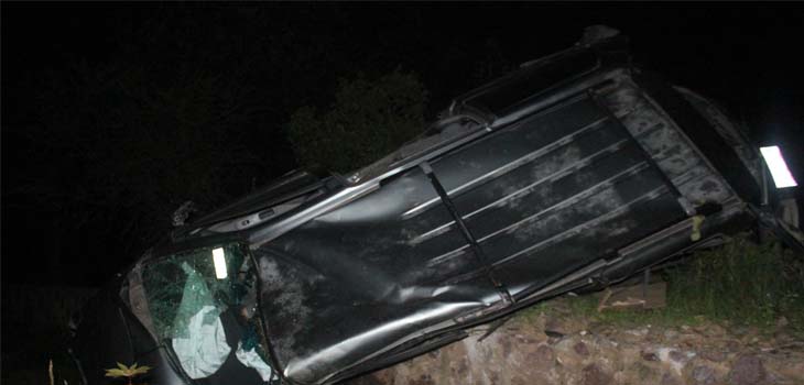 Fallece conductor al volcar su camioneta