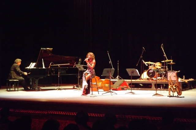 Abarrotó Nicole Henry el Teatro Juárez con su jazz