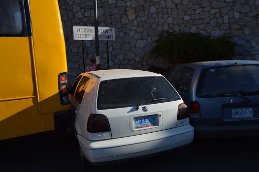 Camión escolar se lanza contra vehículo estacionado