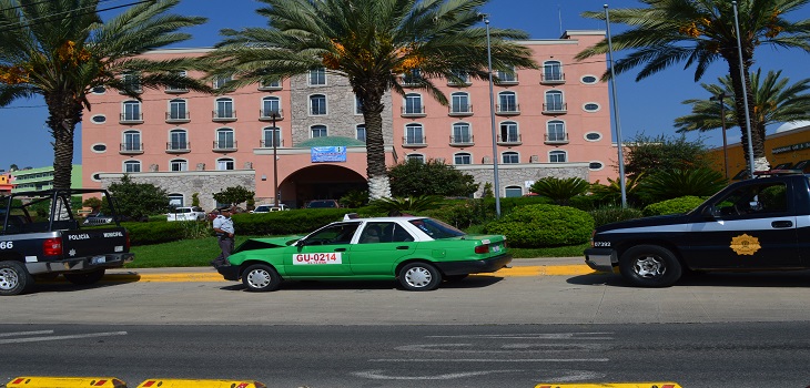 Choca taxi con patrulla de la policía
