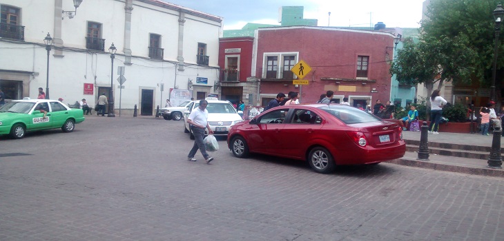 Avienta motociclista a mujer