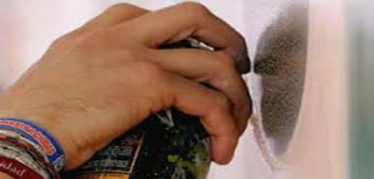 Detienen a dos menores por grafitear