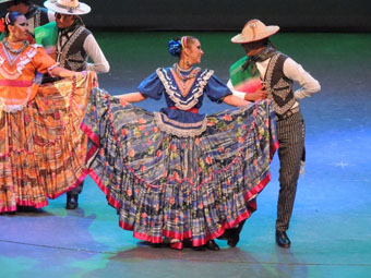 Ballet Folklórico de la Universidad Autónoma de Coahuila en el Teatro Juárez
