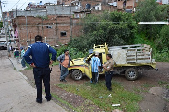 Se queda sin frenos derrumba poste y luego vuelca