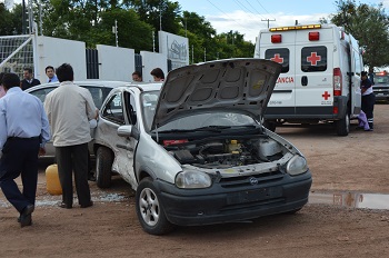Empleada del IEEG provoca colisión