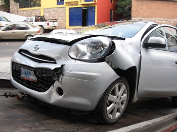 Por despistado choca y mujer se lesiona