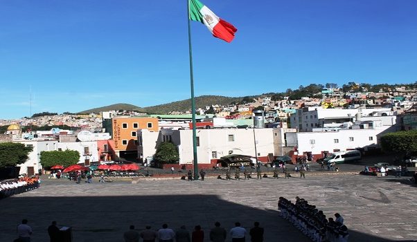 Encabeza Luis Gutiérrez izamiento de bandera
