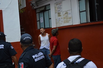 Detienen a dos por pedir dinero afuera del mercado Hidalgo