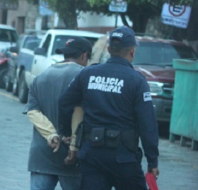 Detienen a 5 por drogarse en la vía pública