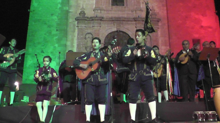 En la Plazuela de San Roque la Estudiantina de la UG