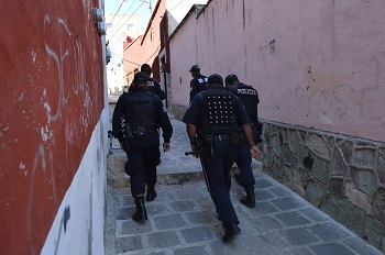 Apedrean vándalos a policías en El Encino