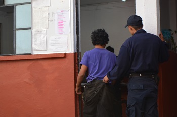 Abuela entrega a la policía su nieto
