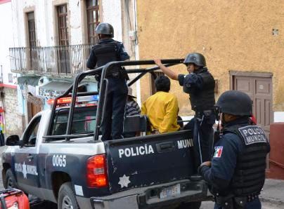 Operativo policiaco en callejones