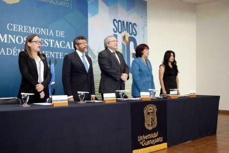 Entregan medalla al mérito universitario a 129 alumnos del Campus Irapuato-Salamanca