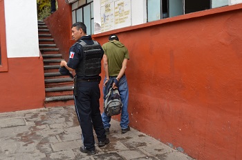 Apedrean a policías