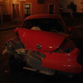 Joven choca en la madrugada su auto