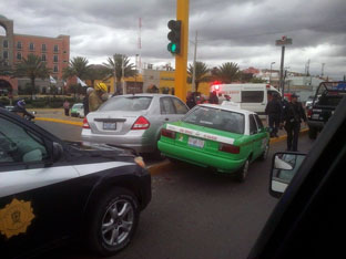 Impactan a taxi en glorieta Santa Fe
