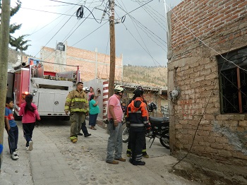 Corto circuito provoca incendio de casa en El Encino