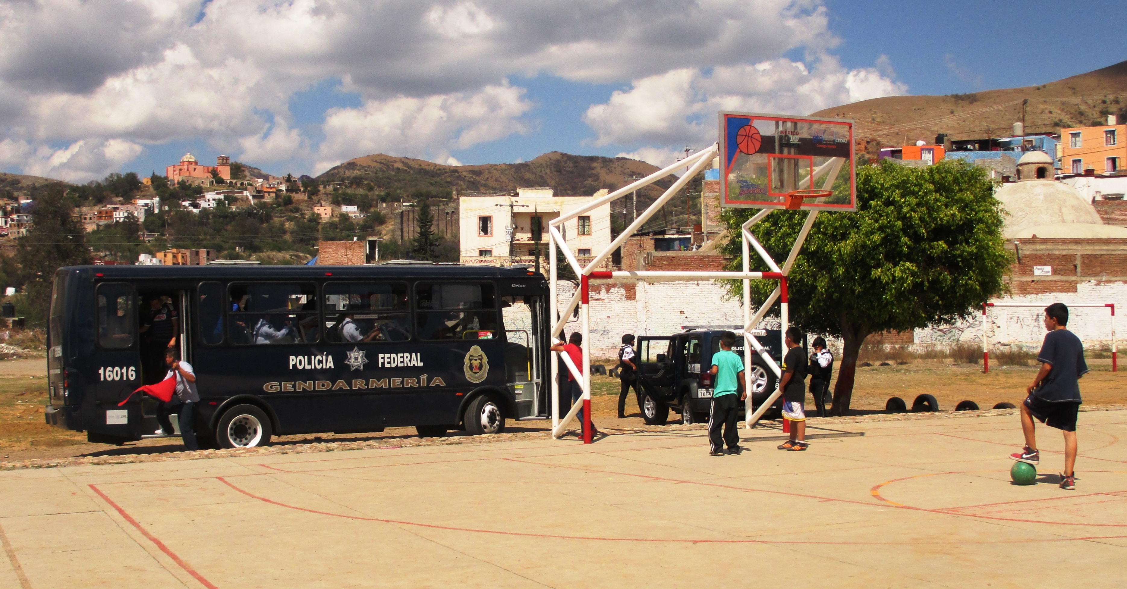 Gendarmes y vándalos se enfrentan en una “cascarita”
