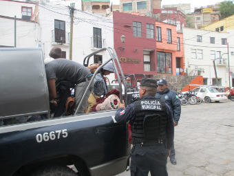 Arrestan a malabaristas por amenazar a los automovilistas