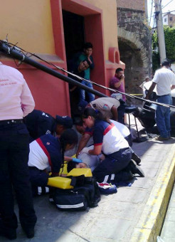 Cae poste de luz sobre una mujer
