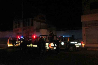 Chofer agrede a su padre, secuestra a su familia y se roba un autobús