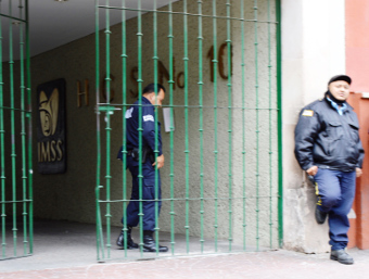 Guardia del Seguro Social roba a paciente