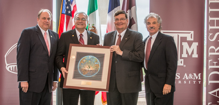 El más alto honor de la Universidad de Texas para un egresado extranjero, al Rector General UG