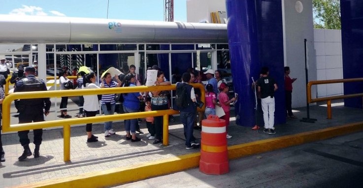 Bloquean familiares de Alondra caseta de cuota Guanajuato–Silao