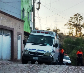 Avienta muchacho a su padre por las escaleras