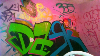 Grafitearon la fachada del Teatro del Pueblo y los detienen