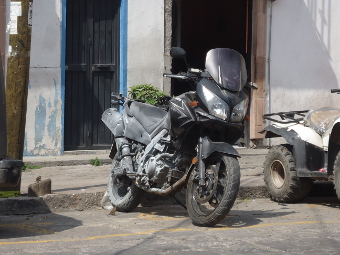 Falla mecánica pone en riesgo a elemento de la policía