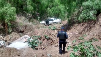 Mujer pierde el control de su vehículo y se sale de carretera