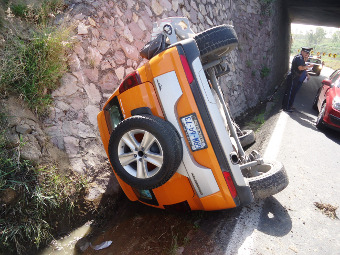 Mujer lesionada en accidente automovilístico