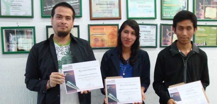Alumnos de DICIS-UG ganan concurso de ensayo político del IEEG