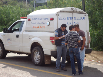 Encuentran cuerpo de un hombre a orilla de la carretera