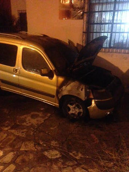 Incendian camioneta estacionada