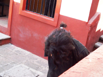 Intenta hombre golpear a su padre