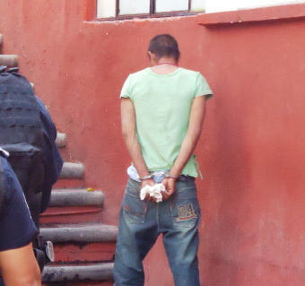 Amenaza a transeúntes con quemar sus casas