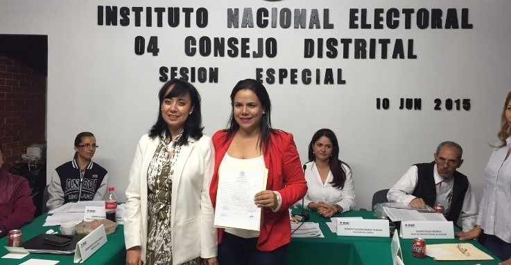 Recibe Erika Arroyo constancia de mayoría