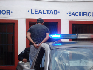Detienen a ladrones de casa