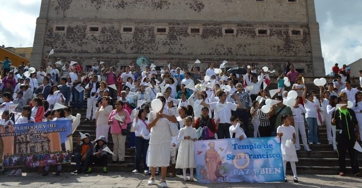 Marchan feligreses por la paz en México y el mundo