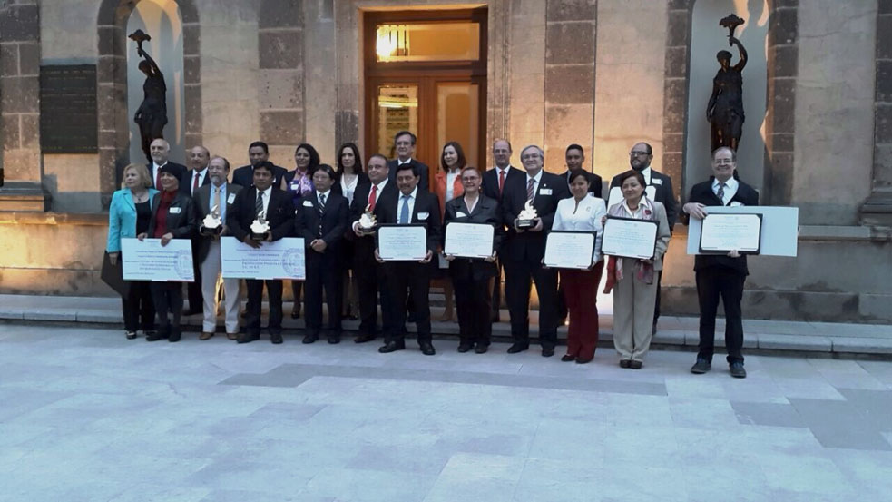Recibe UG Premio al Mérito Ecológico 2015