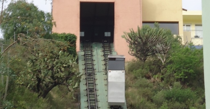 Cae cabina del funicular con empleada dentro