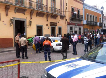 Conductor pierde control; choca con taxi y lo estrella contra fachada
