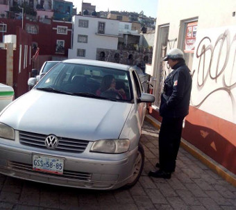 Intenta conductora ganarle a taxista pero choca