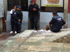Sufre hombre fuerte tropiezo con una varilla expuesta en vía pública