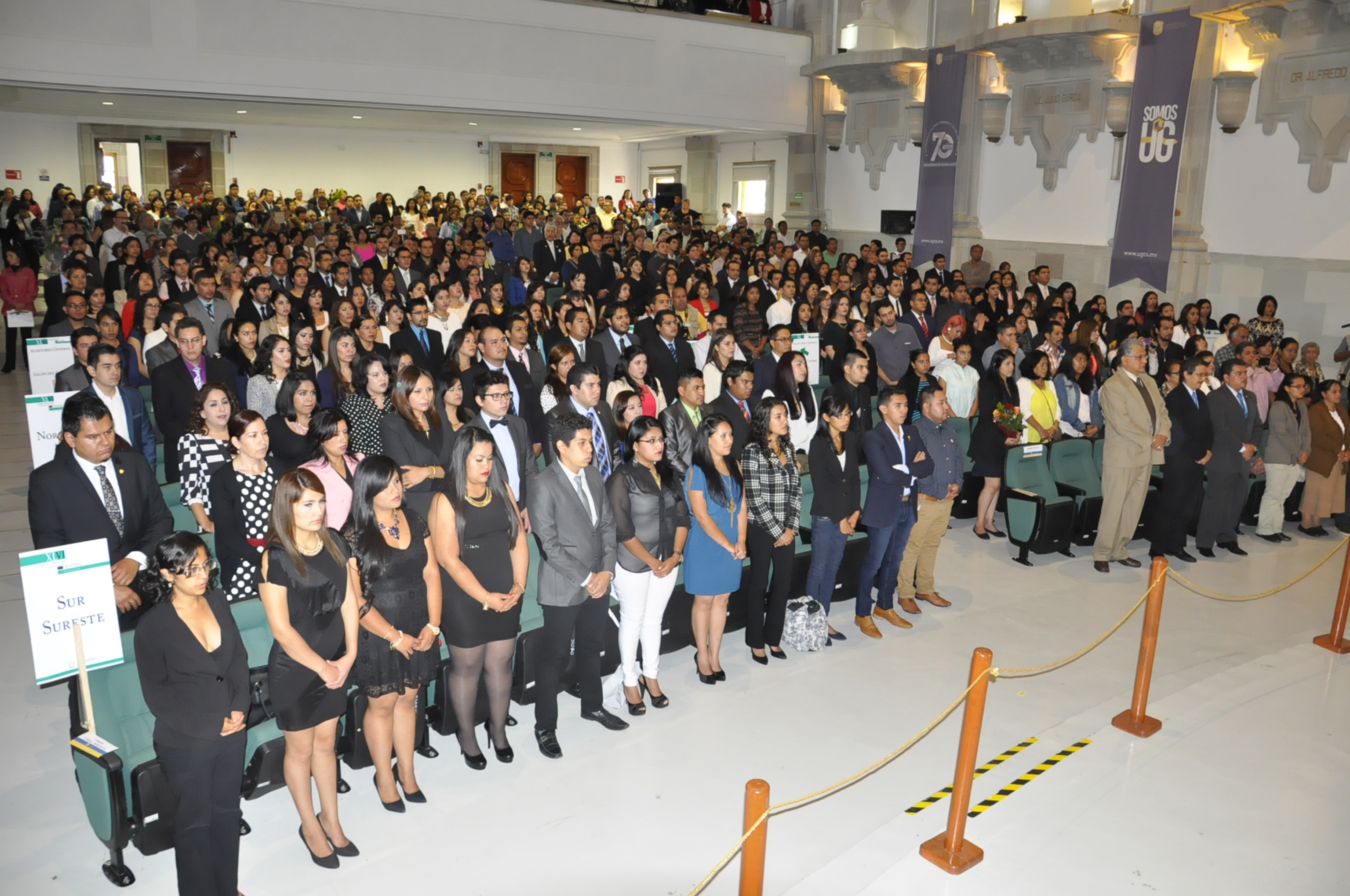 UG entrega títulos y grados académicos a sus egresados