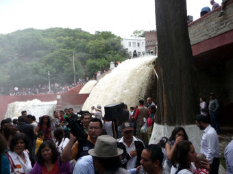 Festejan cientos la apertura de la Presa de la Olla